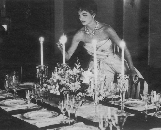 jackie-jacqueline-bouvier-kennedy-lighting-candle-dinner-party-3